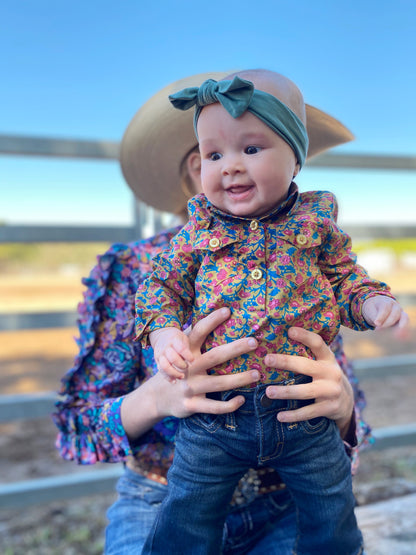 little cowgirl wearing unchained eight at australian rodeo for the ATARA finals in townsville with barrel racer wearing little june ruffle sleeve western arean shirt in ladies. Ariat kids belt and tin haul australia boots